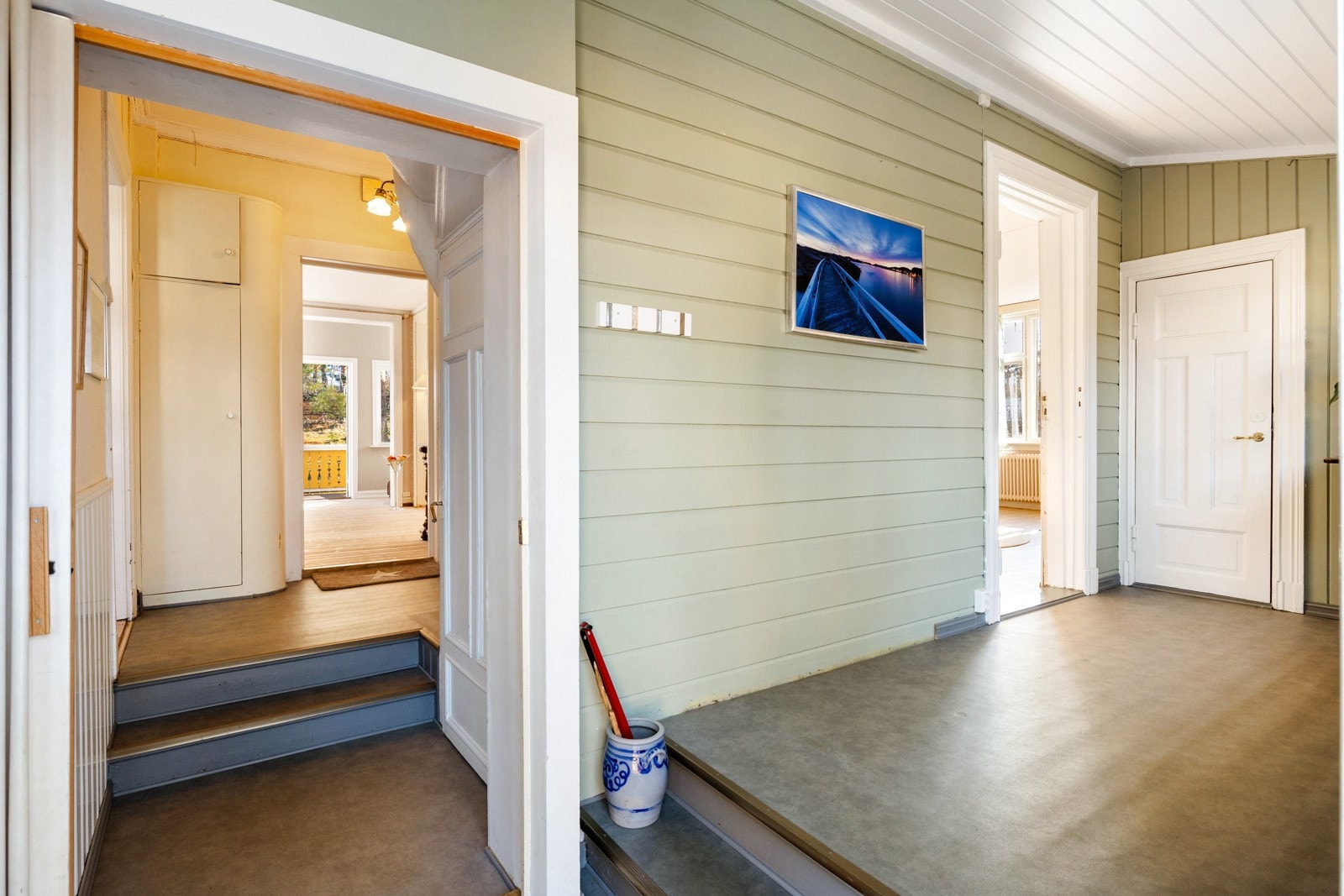 Velkommen inn - entreen gir et hyggelig førsteinntrykk av boligen. Galleribilde