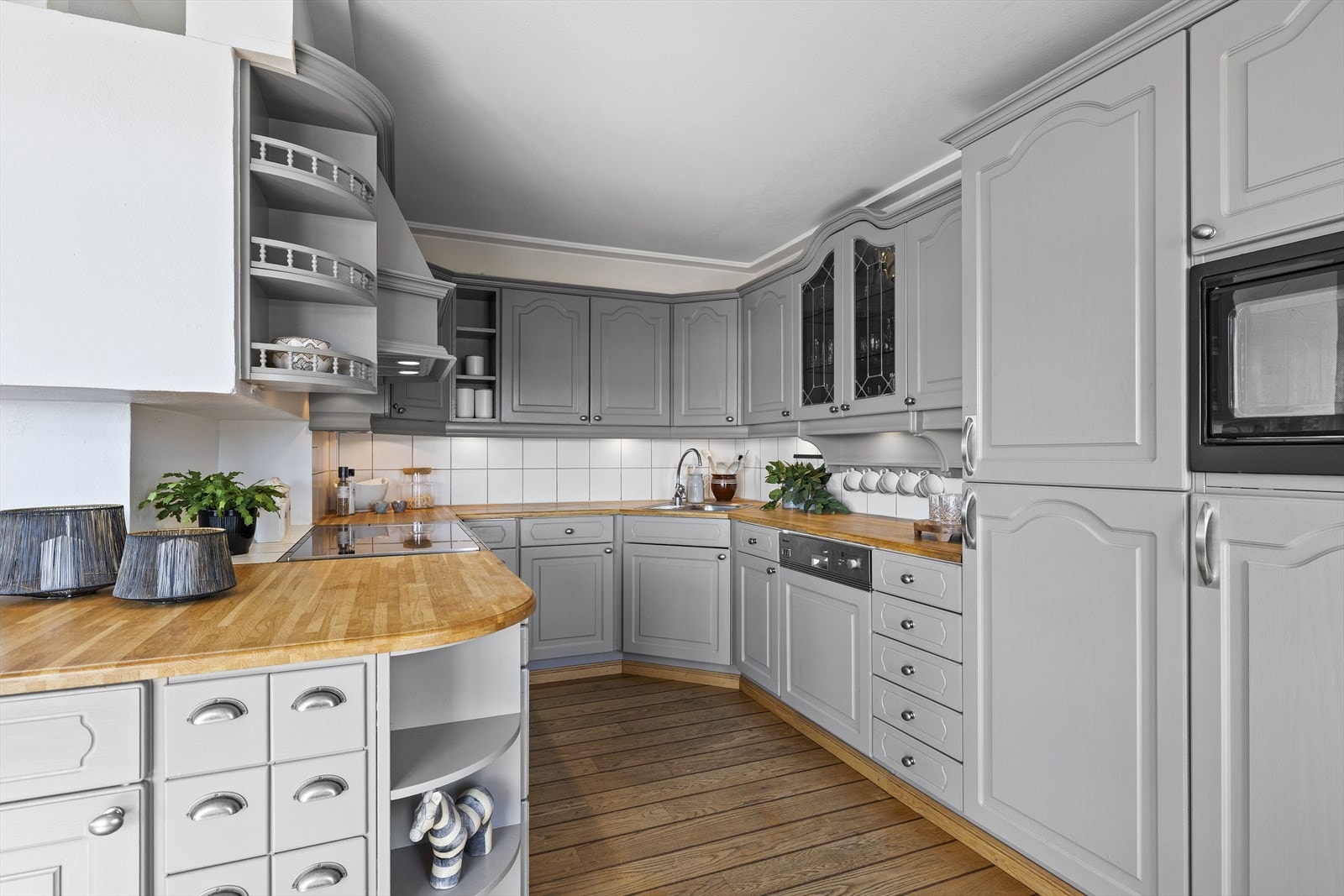 Benkeplaten er i eik. Galleribilde