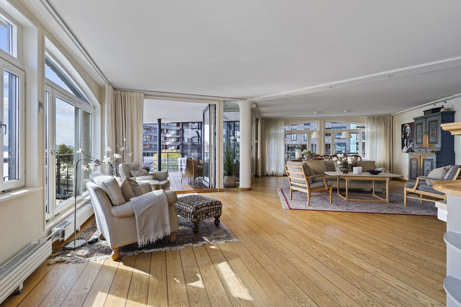 Det er gjennomgående skibsgulv i hele leiligheten. Galleribilde