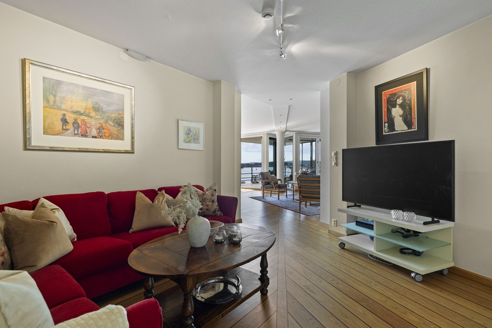 Praktisk tv-stue som liger skjermet fra resten av stuen. Galleribilde