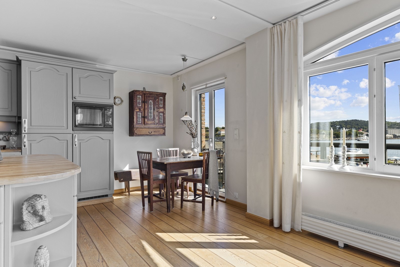 I tilknytning ti kjøkkenet finner du en liten spiseplass med fantastisk utsikt. Galleribilde