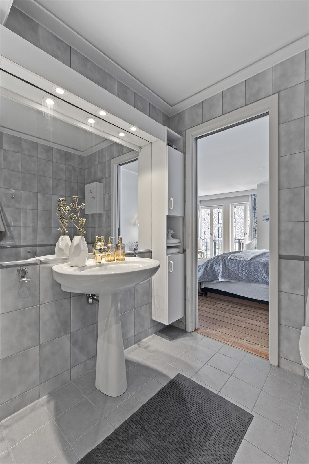 Badet sett mot soverommet. Galleribilde