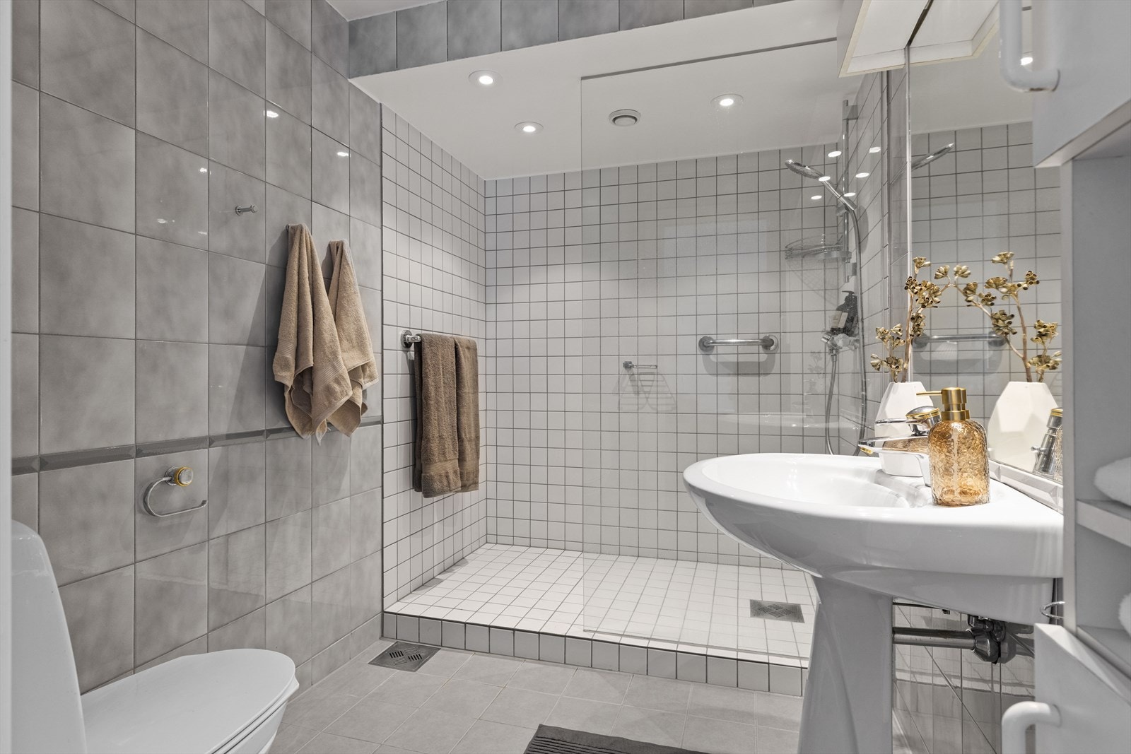 Bad med adkomst fra soverommet. Badet ble oppgradert for ca. 10 år siden. Galleribilde