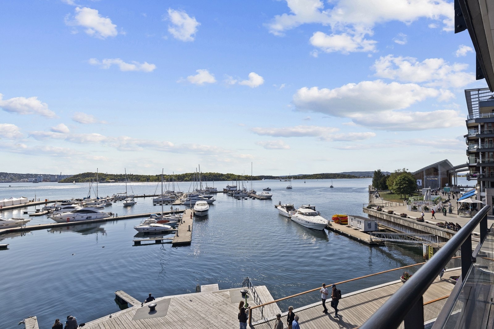 Her har du oversikt over livet på brygga og livet på sjøen. Galleribilde