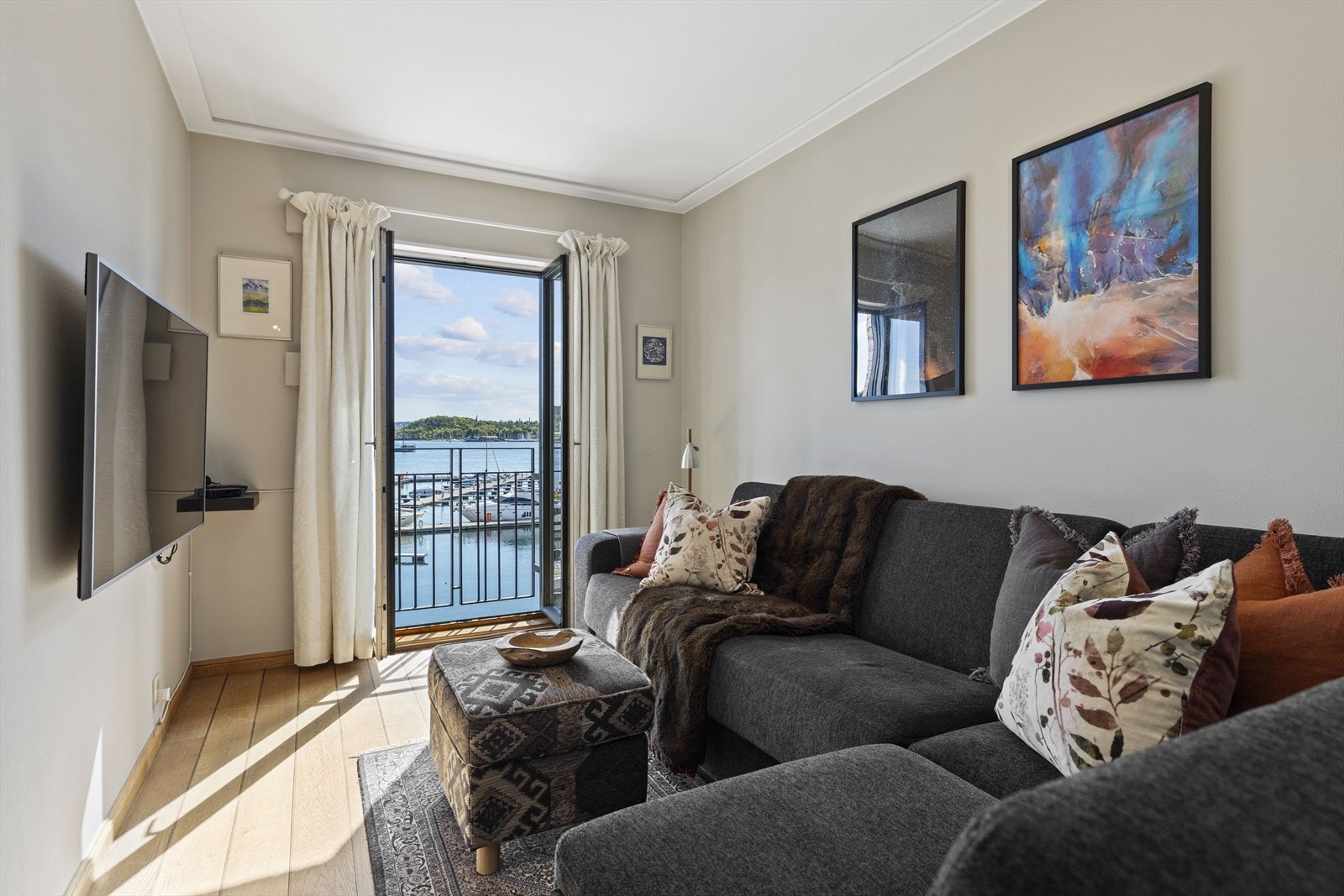 Soverom 2 benyttes i dag som gjesterom. Fransk balkong med utsikt mot båtene. Galleribilde