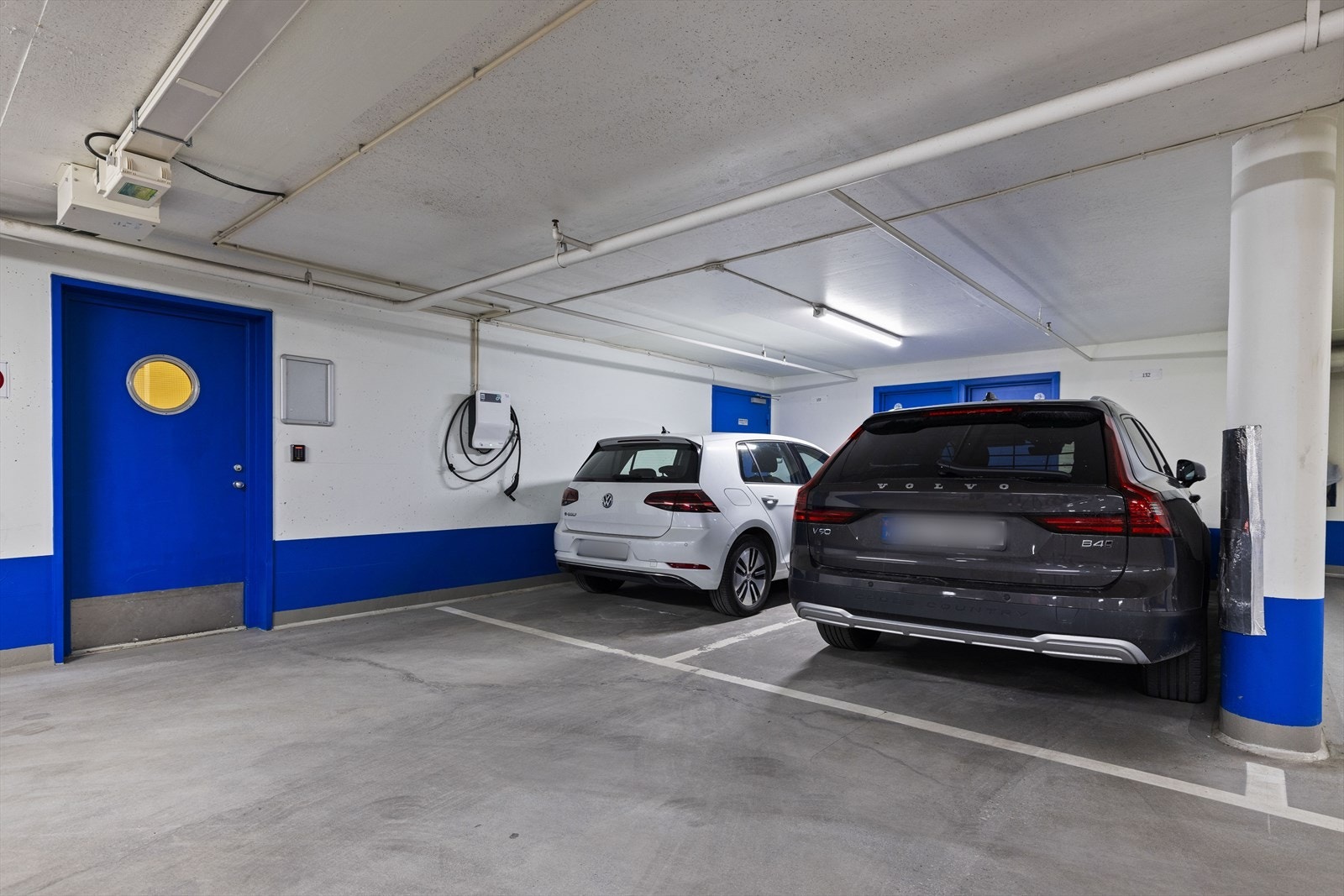 Det medfølger 2 parkeringsplasser ved siden av hverandre. Det er montert elbil-lader. Galleribilde