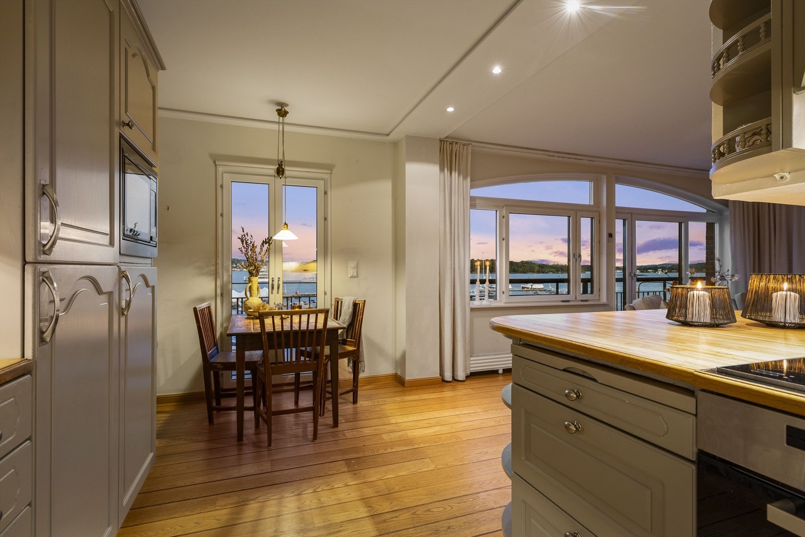 Det er gjennomgående store vindusflater i hele leiligheten. Galleribilde