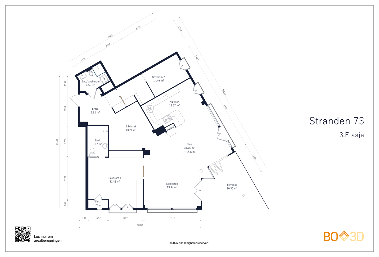 Leiligheten inneholder: Entré med garderobe, bad/vaskerom, soverom med kontor, hovedsoverom med direkte adkomst til bad, tv-stue/bibliotek, kjøkken med spiseplass og stor stue med utgang balkong. Galleribilde