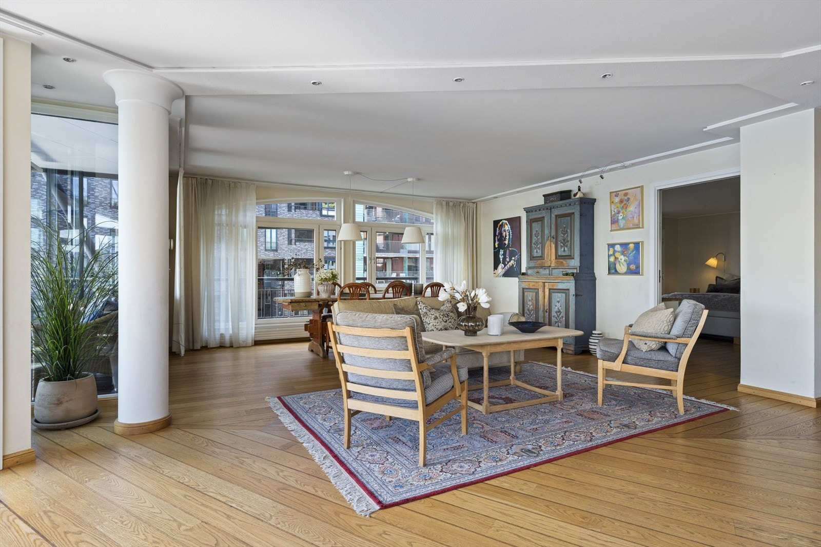 Leiligheten er malt i lyse farger, det er downlights i himlingen i stuen. Galleribilde