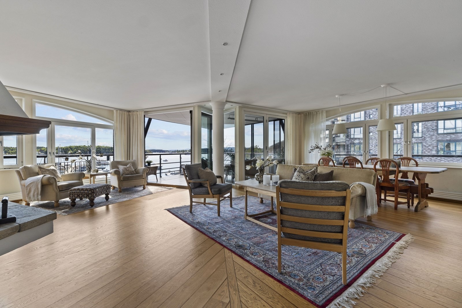 Hjørnestuen er svært lys og romslig med 2 utganger til balkongen. Galleribilde