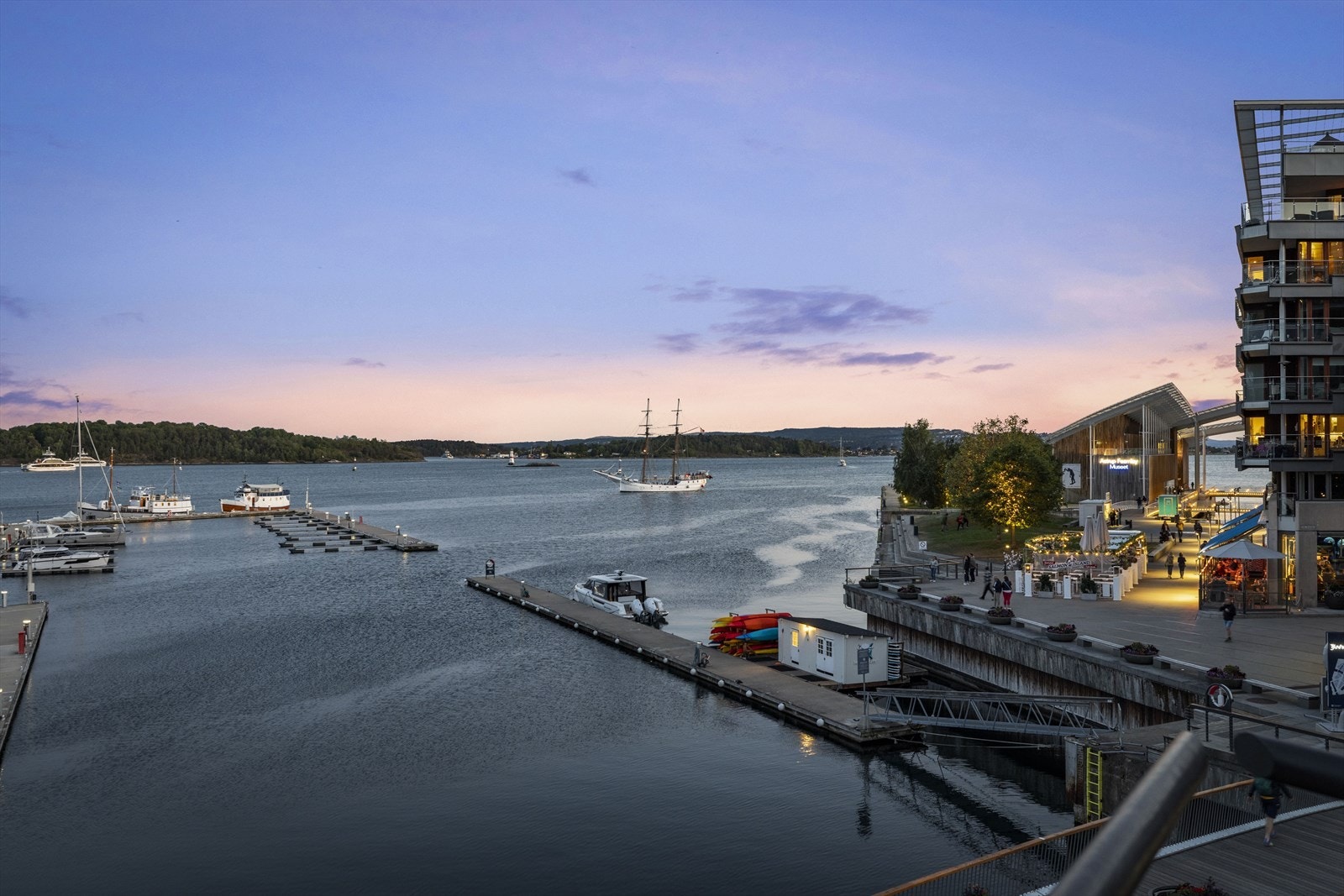 Det er noe beroligende med å følge med på båttrafikken til og fra øyene og Nesodden. Galleribilde