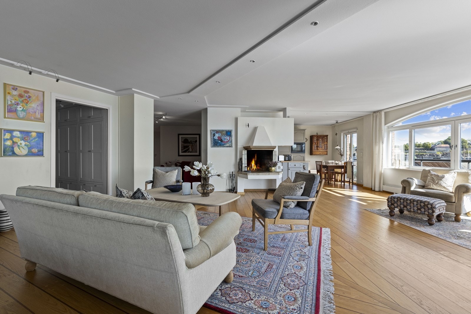 Hyggelig peis i stuen, til venstre er det adkomst inn til hovedsoverommet. Galleribilde