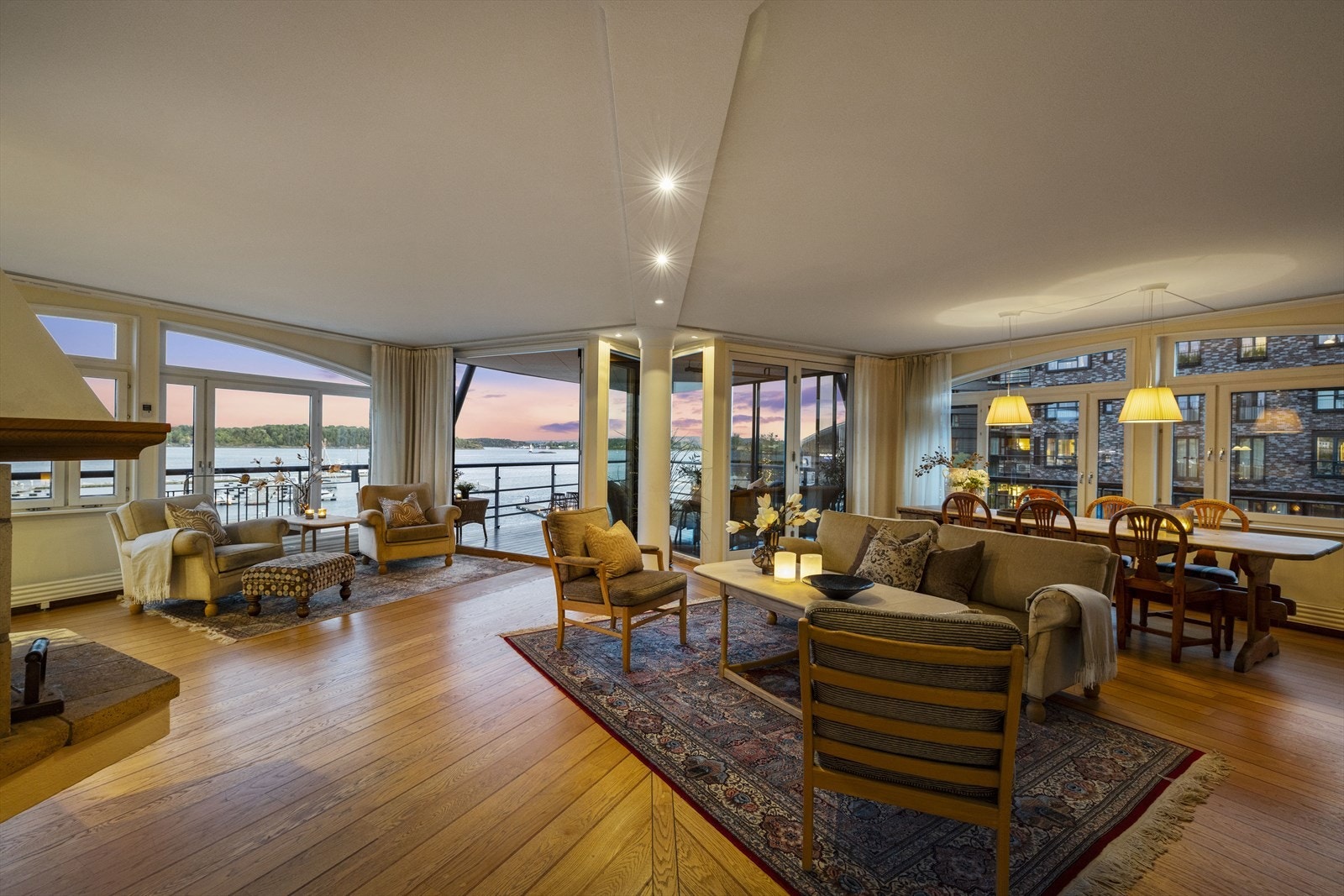 Stue. Legg merke til hvordan parketten er lagt for forlengende effekt. Galleribilde