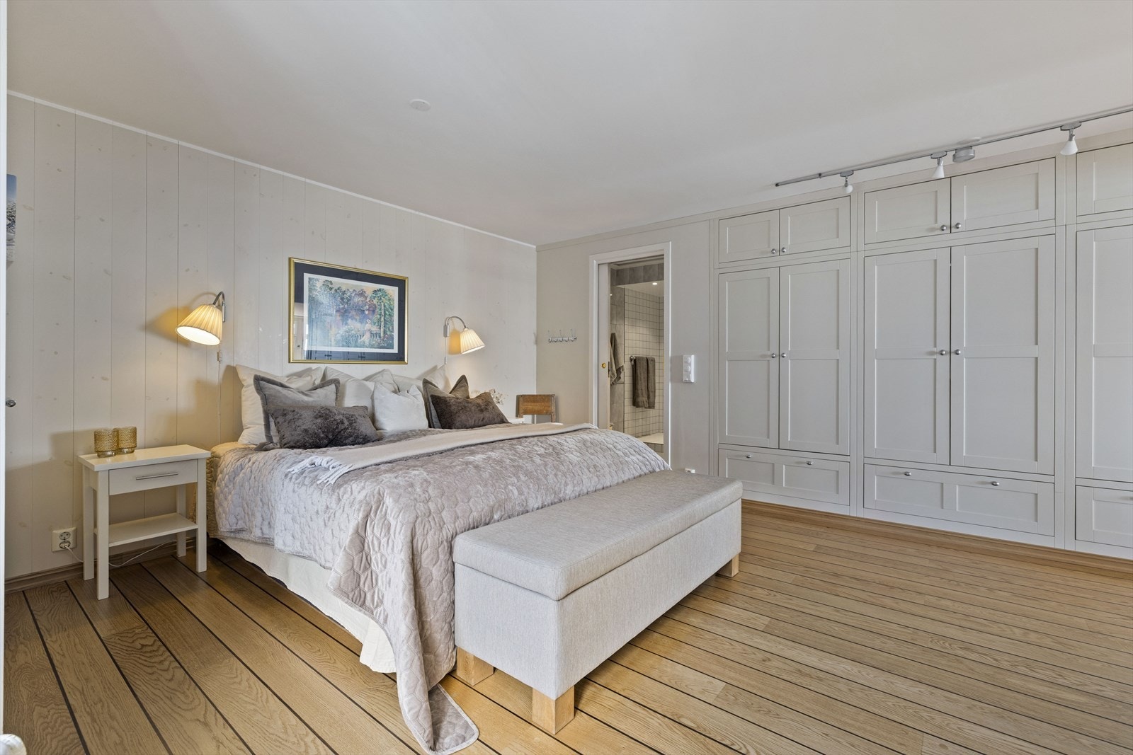 Hovedsoverom med plassbygget garderobe og direkte adkomst til bad. Galleribilde
