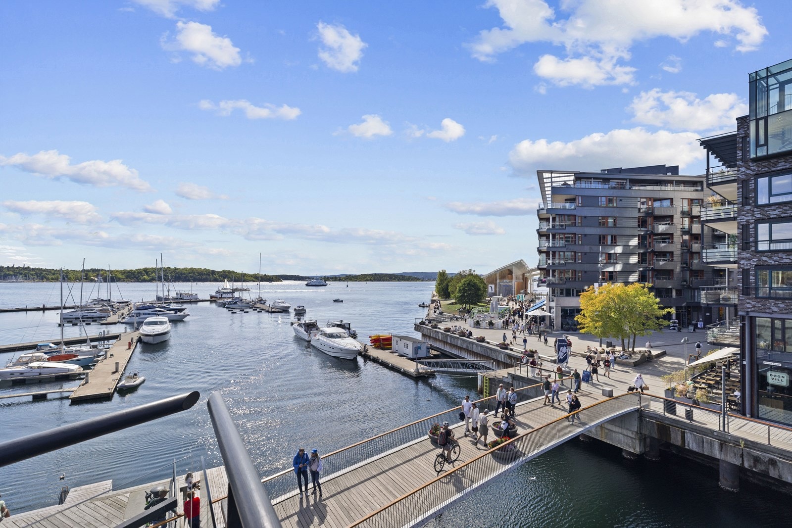 Det at leiligheten ligger på hjørnet gjør at du får sol også på ettermiddagen. Galleribilde