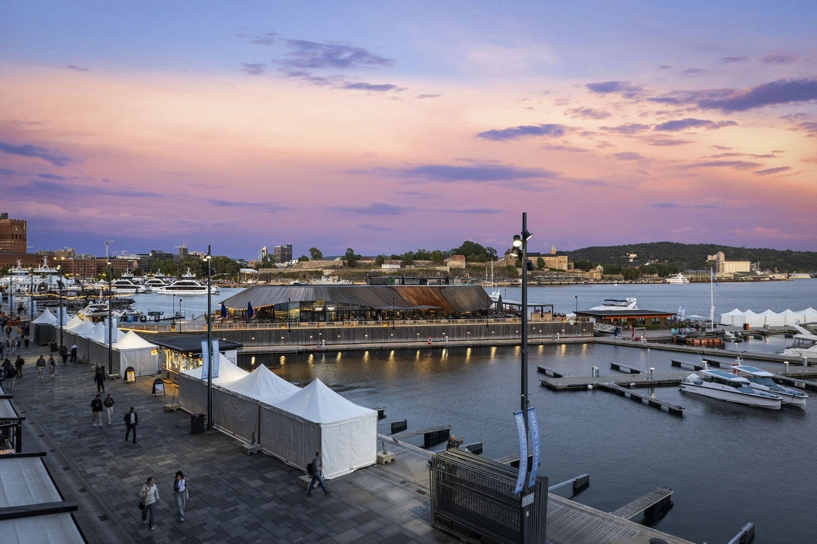 Utsikten kveldstid er vel så flott som på dagen. Galleribilde