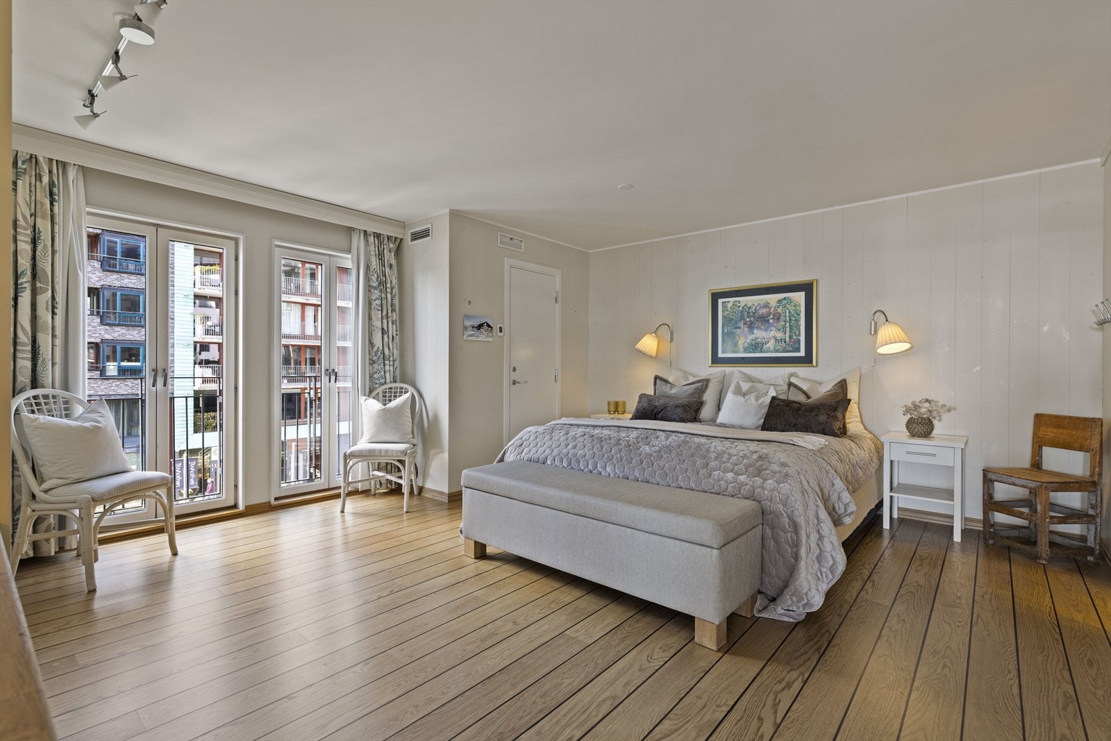 2 franske balkonger sikrer deg utsikt fra sengen. I kottet er det lagt opp air-conditioning. Galleribilde