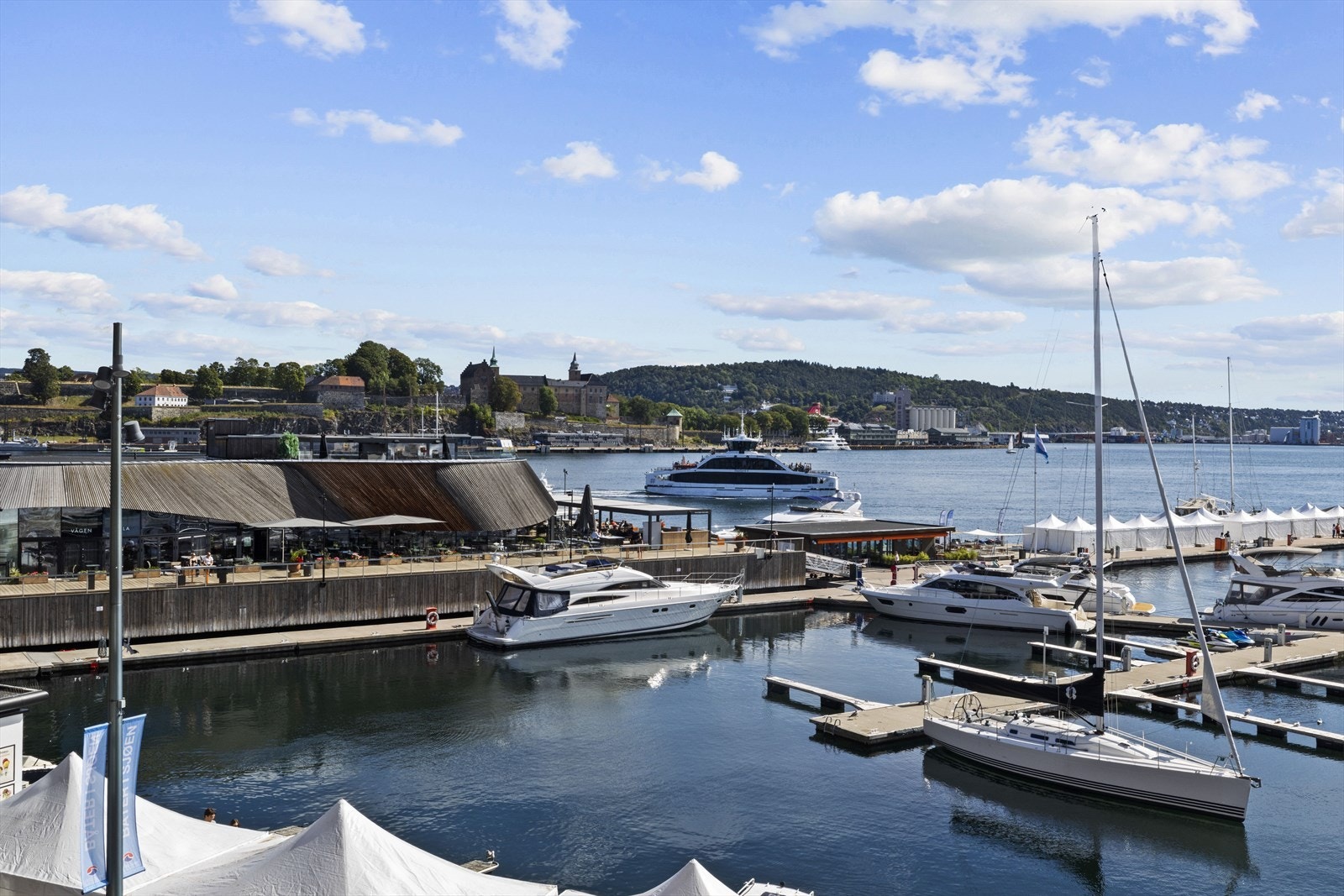Utsikten er formidabel, og er i stadig endring med de mange båtene som passerer. Galleribilde