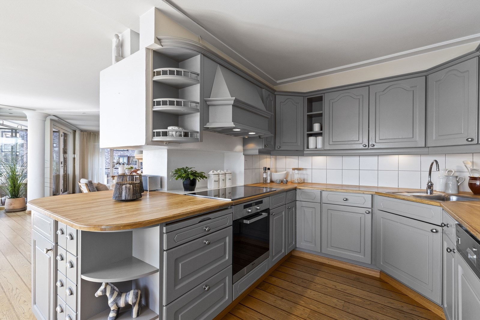 Kjøkkenet ra Sivesind har profilerte fronter, integrerte hvitevarer og godt med skap- og benkeplass. Galleribilde