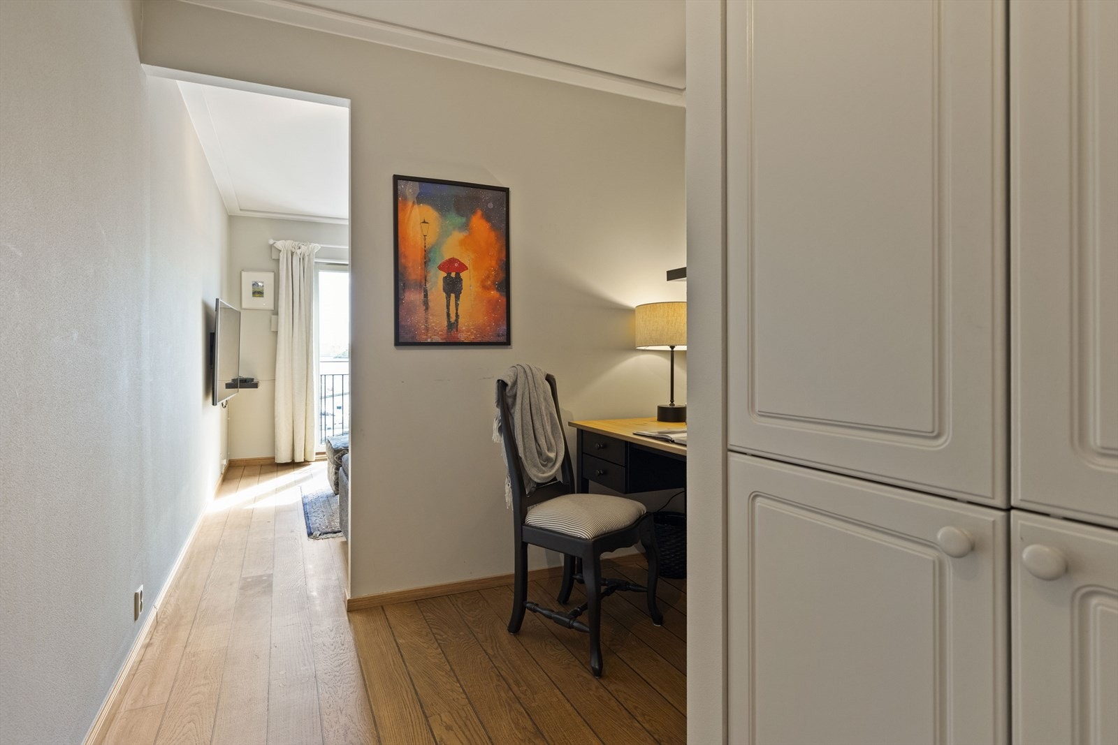 På soverom 2 er det satt opp en lettvegg sik at man får en skjermet kontorplass. Galleribilde