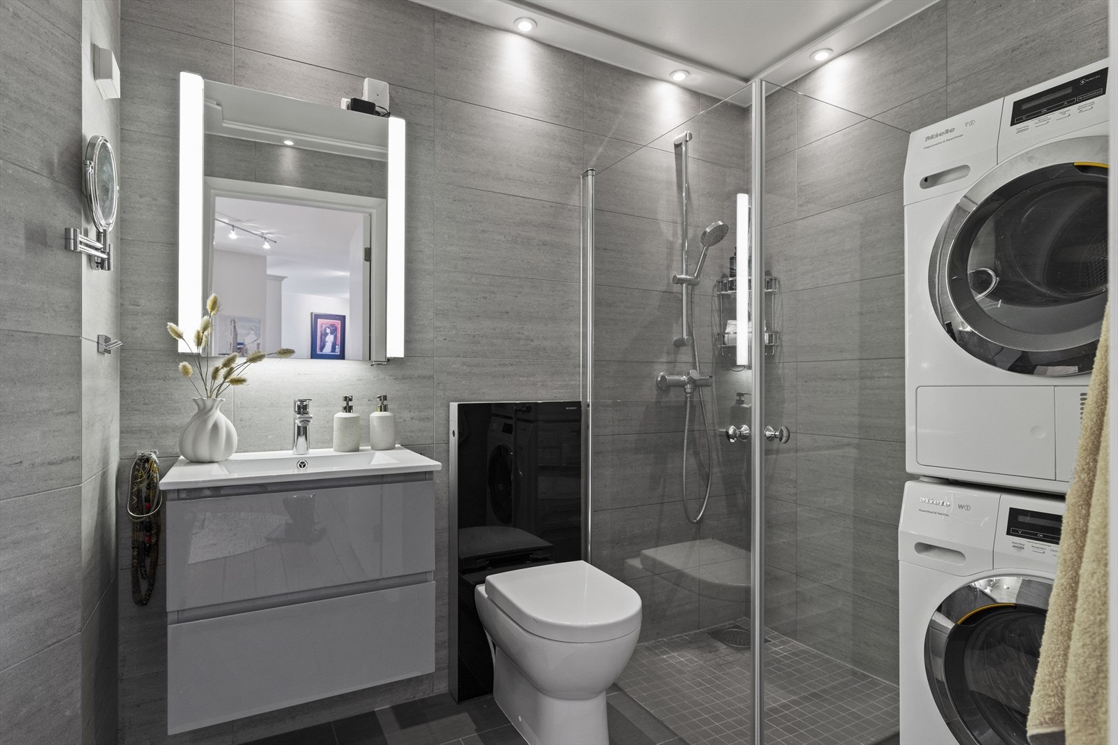 Meget delikat baderom med opplegg til vaskemaskin. Badet ble pusset opp for ca. 15 år siden. Galleribilde