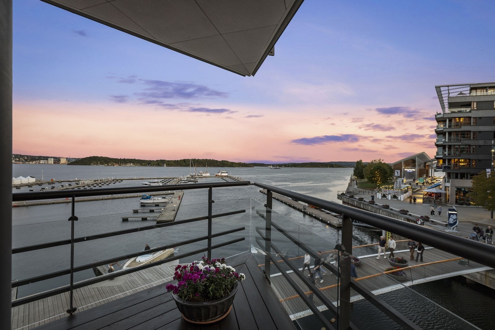 Utsikt på kvelden mot Tjuvholmen og øyene. Galleribilde