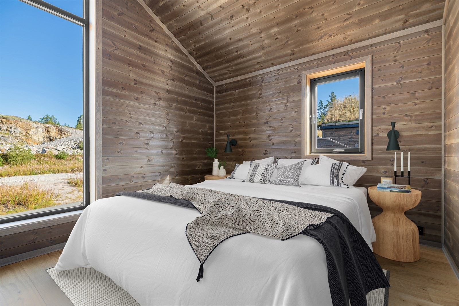 Soverom i 2.etasje med stigende takhøyde i samme utførelse på gulv og vegger som stuen. Her er det god plass til dobbeltseng, nattbord og garderobemøblement (Digitalt stylet bilde) Galleribilde