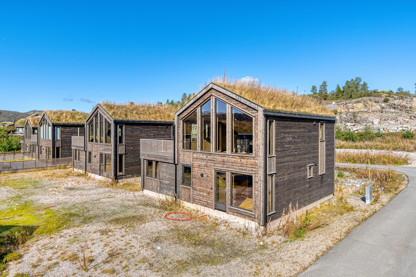 Høstbilde av hytta Galleribilde