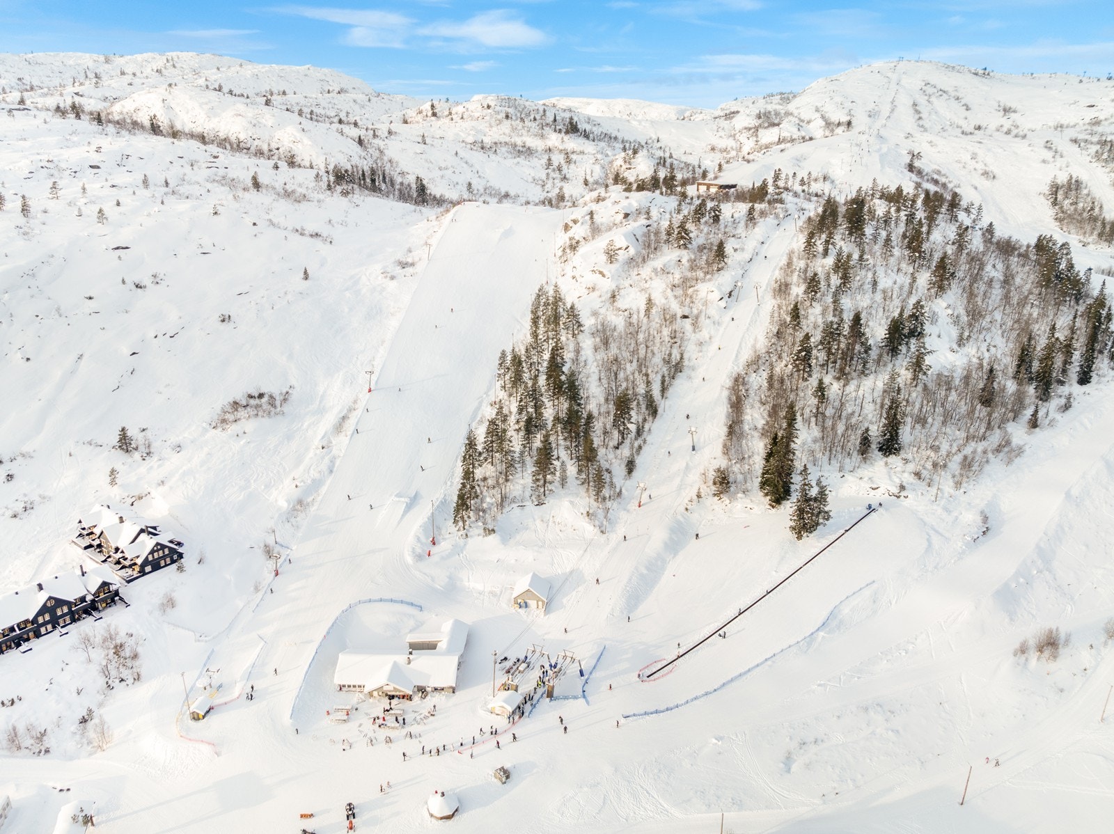 Skisenteret har 5 trekk og et skibånd for de minste, og det er 14 nedfarter med ulike vanskelighetsgrader som tilfredsstiller alle nivåer av ferdigheter. Ved trekk 3 finner man også en skipark med hopp, rails og kuler Galleribilde
