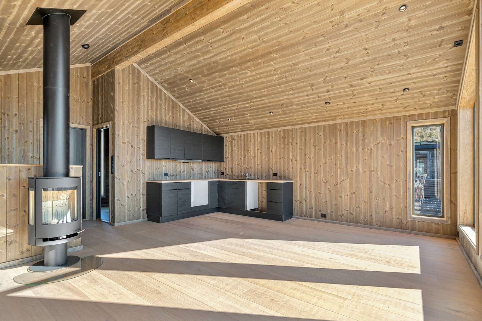 Flott peisovn gir også gode oppvarmingsmuligheter i tillegg til hyggelig atmosfære på kveldstid Galleribilde