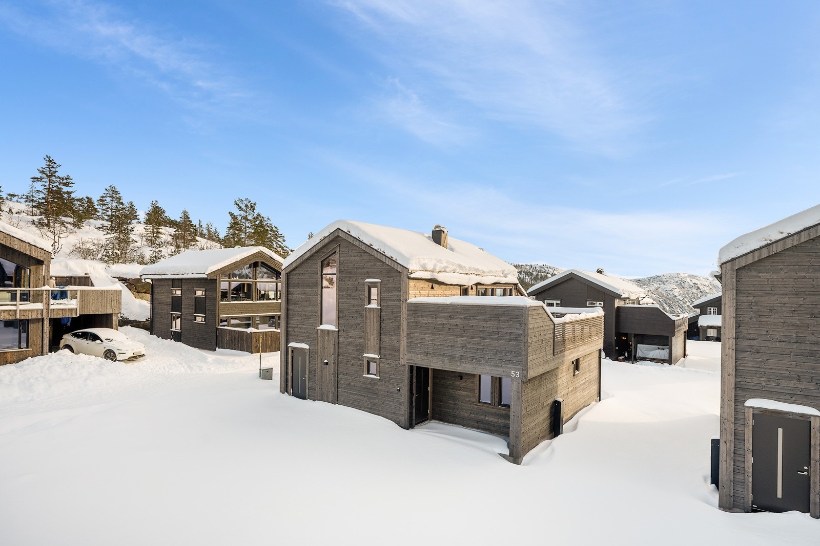 Stort gårdsrom medfølger for parkering av flere biler Galleribilde