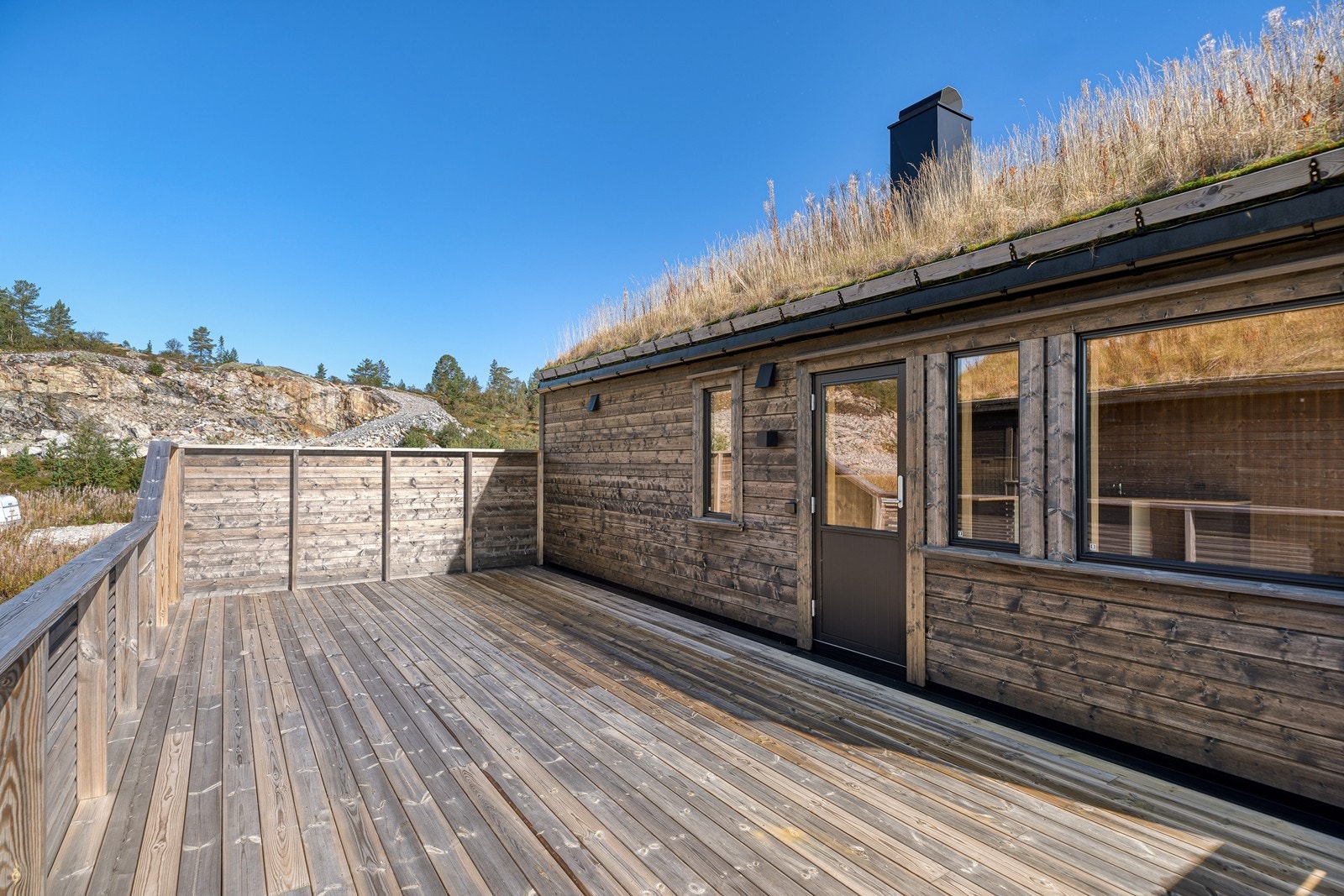 Ut på terrassen i 2.etasje har du hele 36kvm å boltre deg på - her med fantastiske solforhold Galleribilde