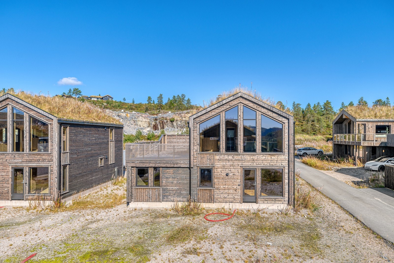 Høstbilde av hytta Galleribilde