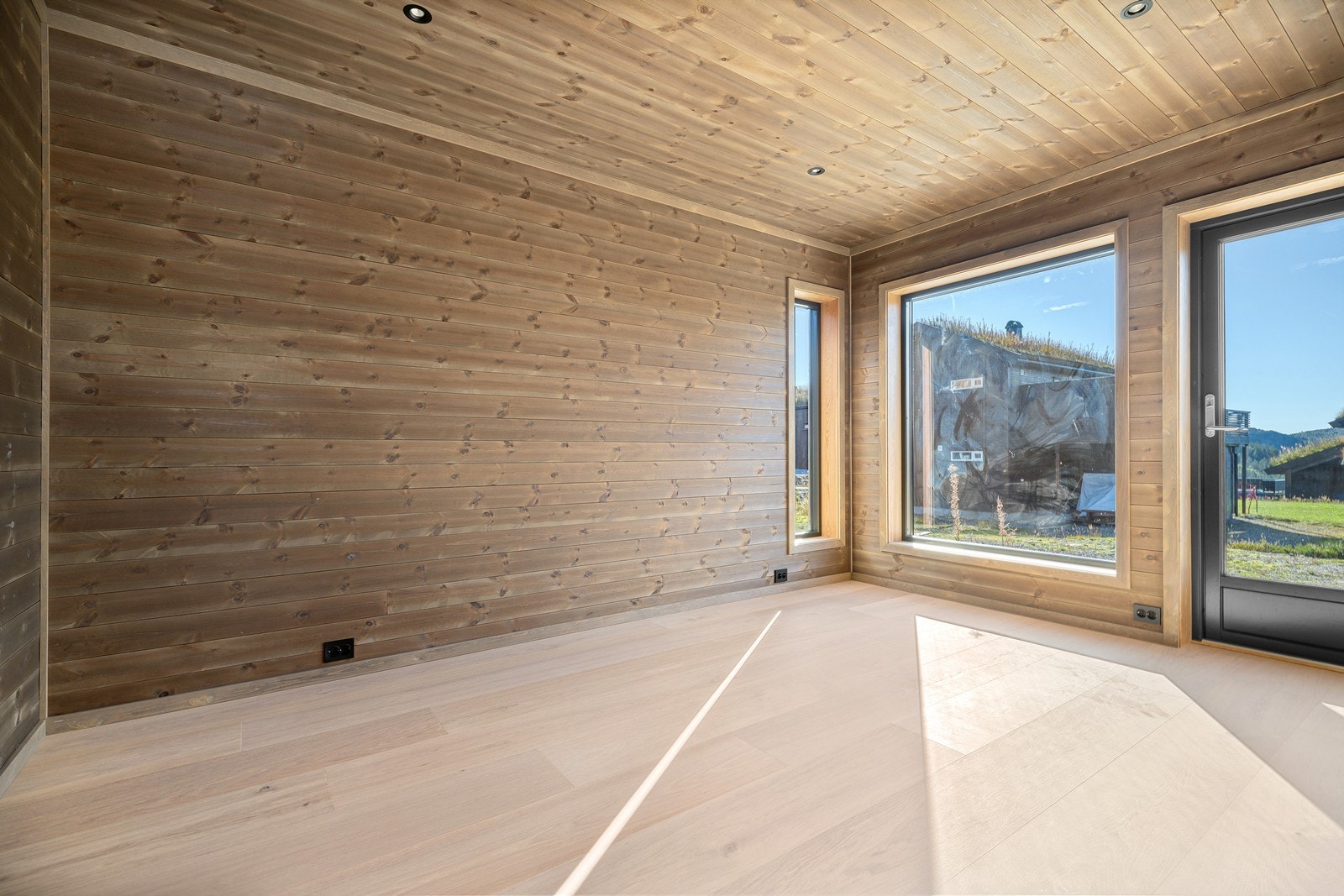 Så er det i 1.etasje 4 soverom (eller 3 soverom og 1 tv-stue) - Her med egen utgangsdør til uteområdet Galleribilde