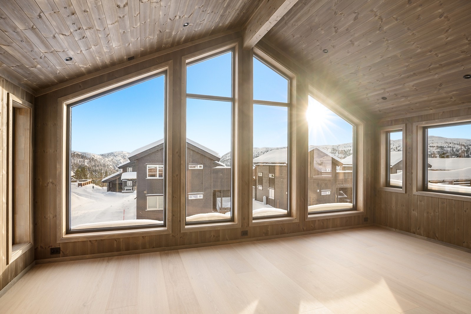 Her er det store vindusflater som slipper inn rikelig med naturlig lys der du også får utnyttet den fine utsikten Galleribilde