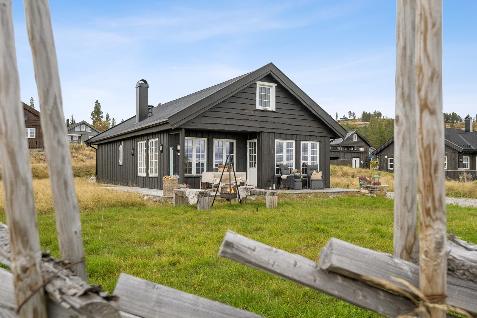 Hytta ligger høyt i terrenget og er dels inngjerdet med skigard som bidrar til en skjermet og luftig tomt med flott utsyn. Velkommen på hyggelig visning på ei fantastisk flott hytte med ypperlig beliggenhet i hytteområdet som bør oppleves. Galleribilde