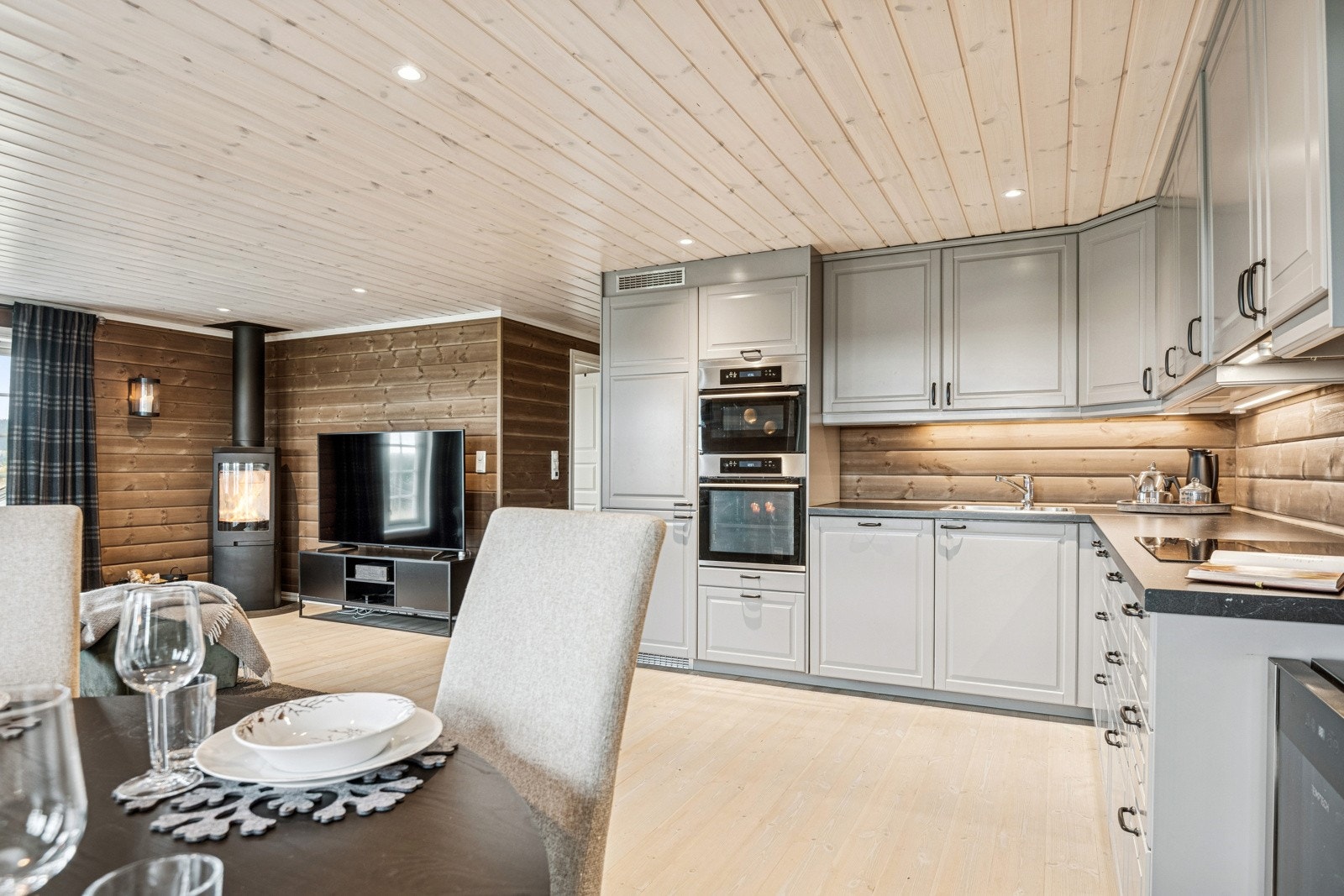 Det flotte kjøkkenet har gode arbeidsflater og rikelig med skap og skuffer for oppbevaring. Galleribilde