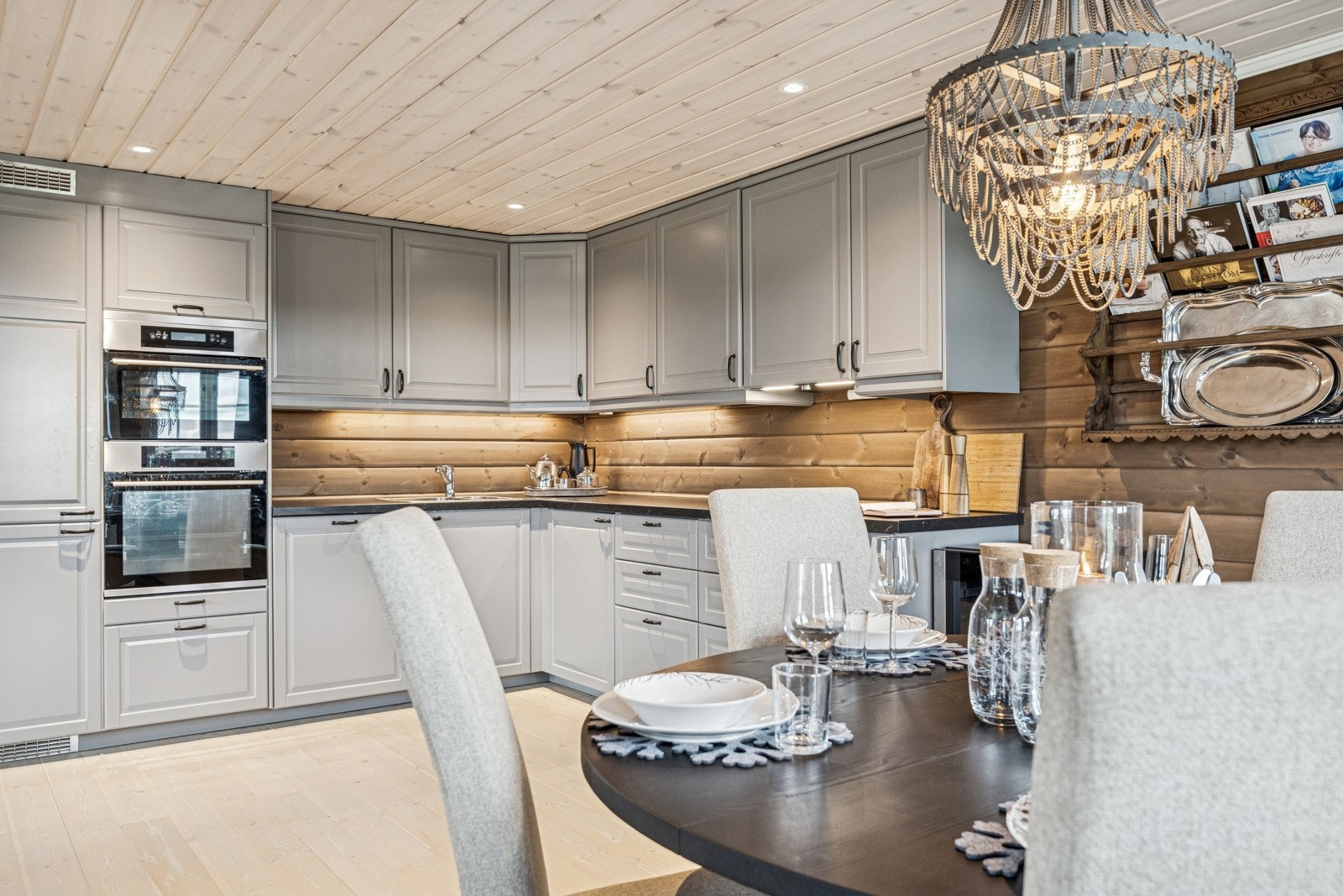 Innredningen passer fint inn i hyttestilen og har integrerte hvitevarer som gir et kjøkken klart til bruk og ryddig fremtoning Galleribilde