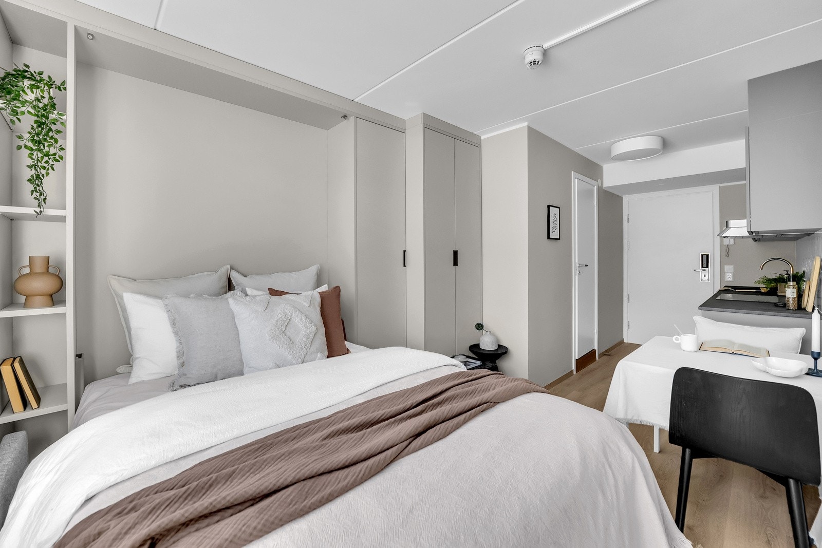 Spesial bygd skapseng med garderobe Galleribilde