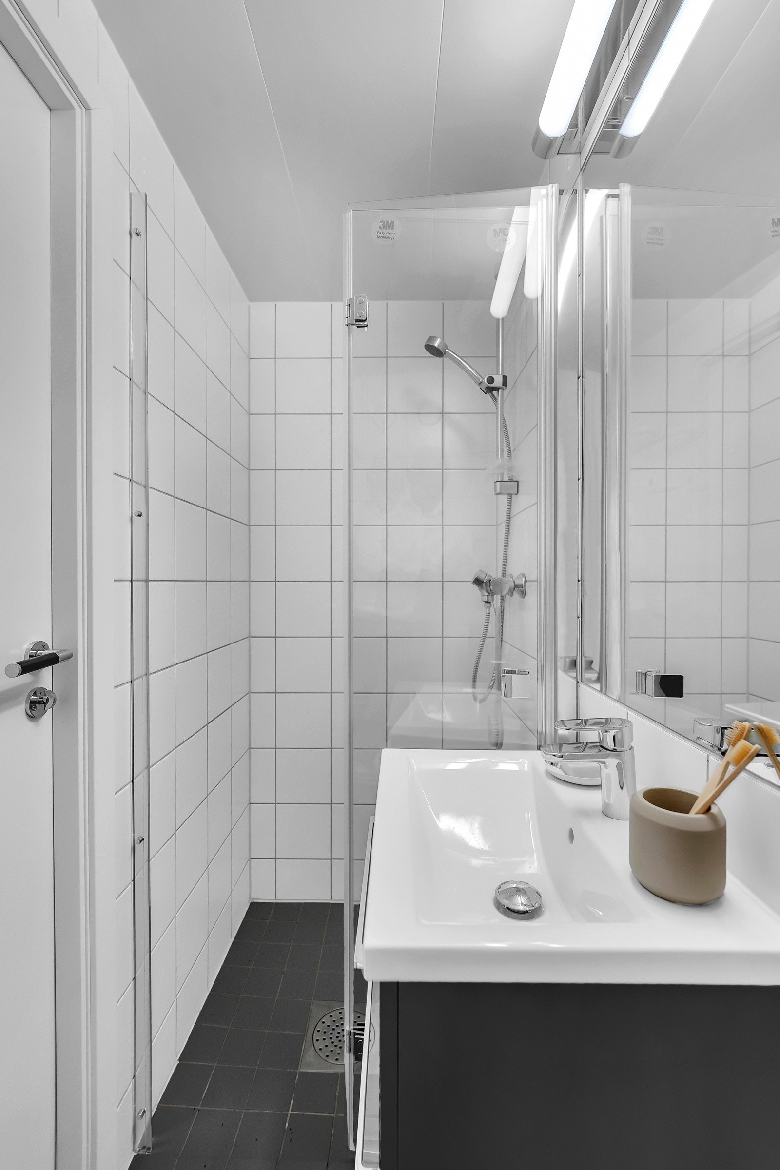 Badet er enkelt utformet med eget dusjhjørne Galleribilde