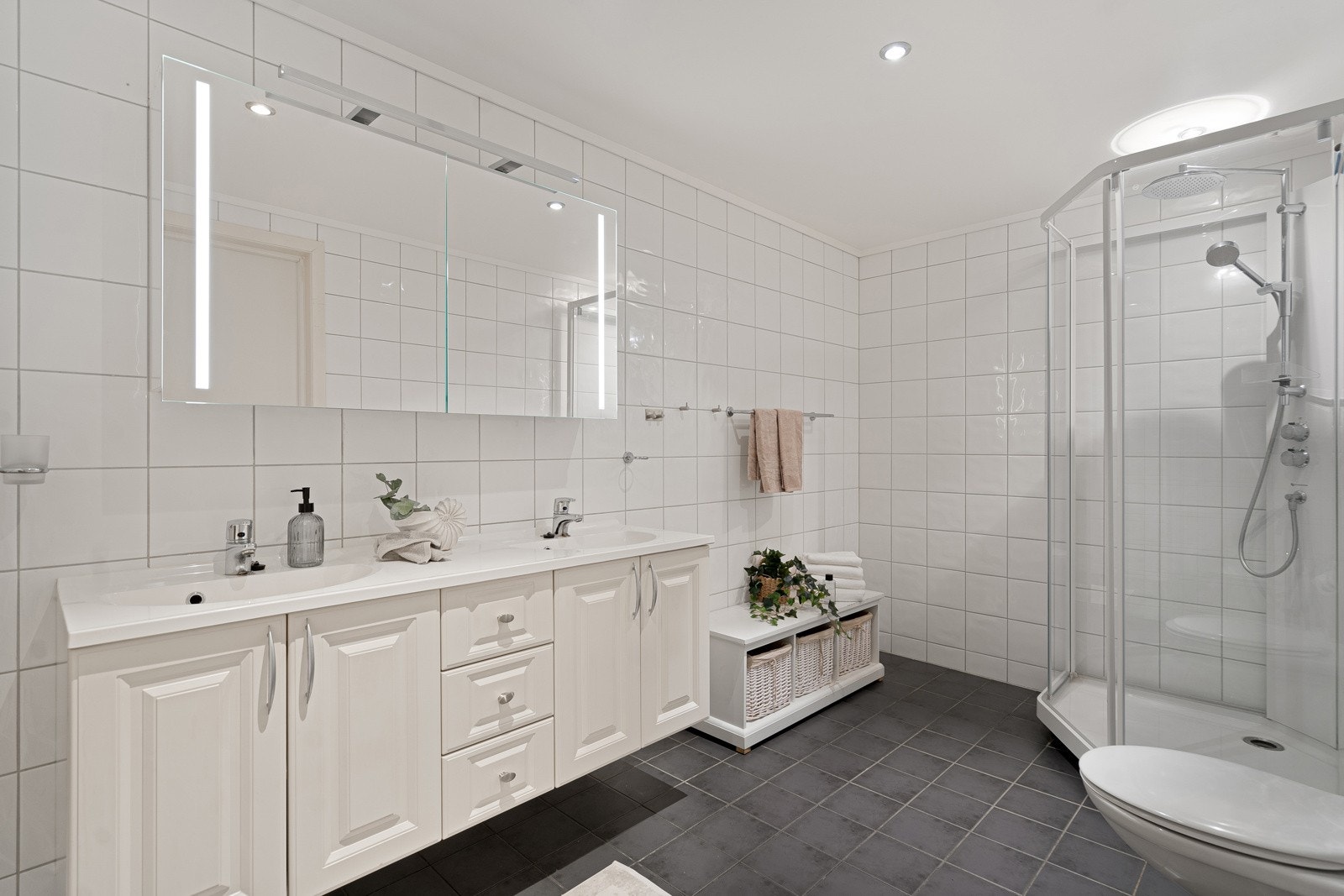 Romslig bad med dusjkabinett Galleribilde