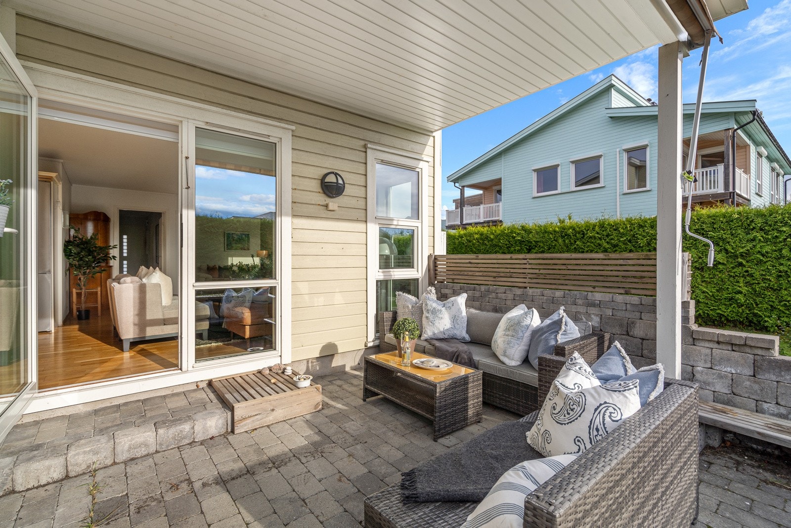 Fra rommet er det utgang til deilig markterrasse Galleribilde