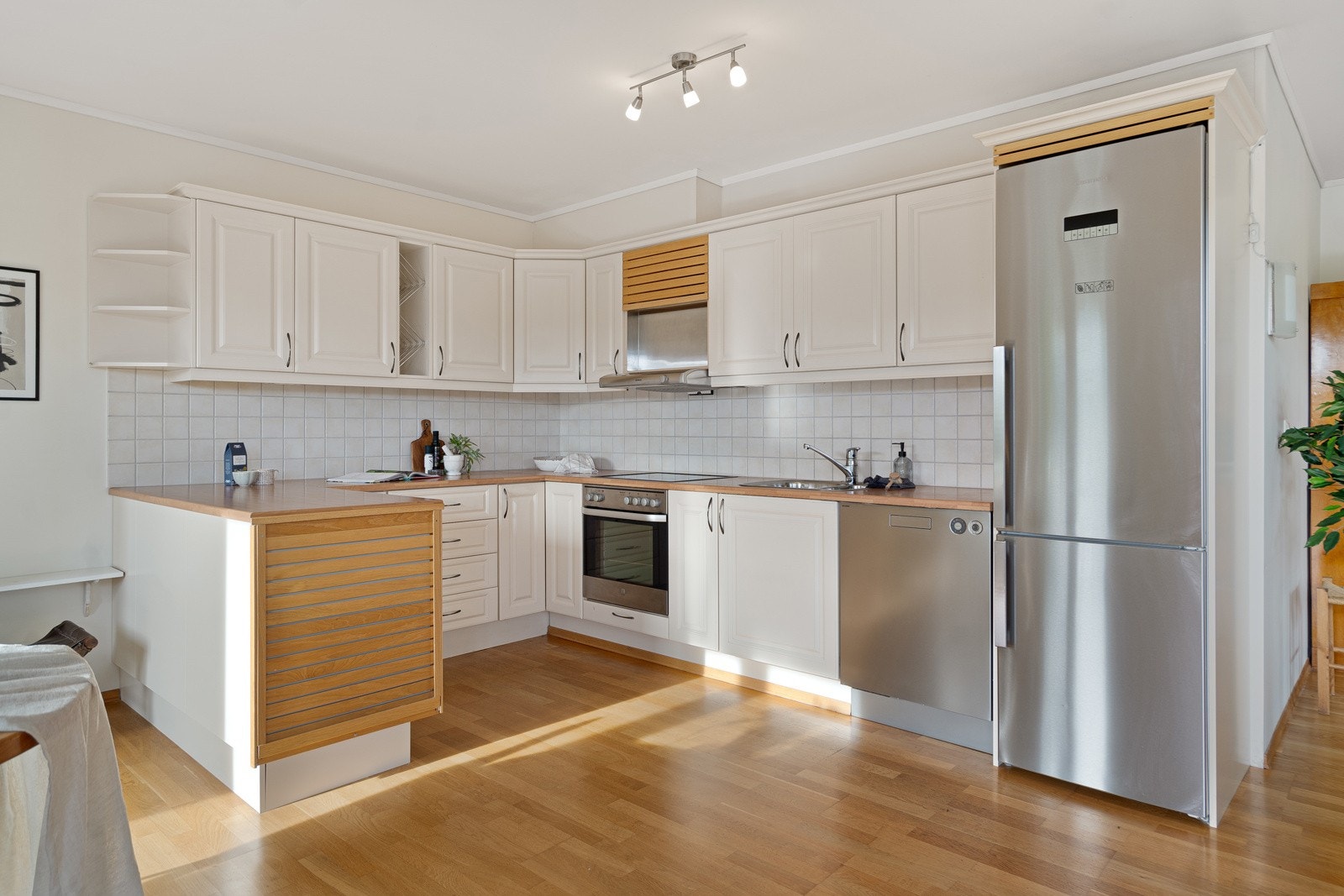 Pent kjøkken og rikelig med skap- og benkeplass Galleribilde