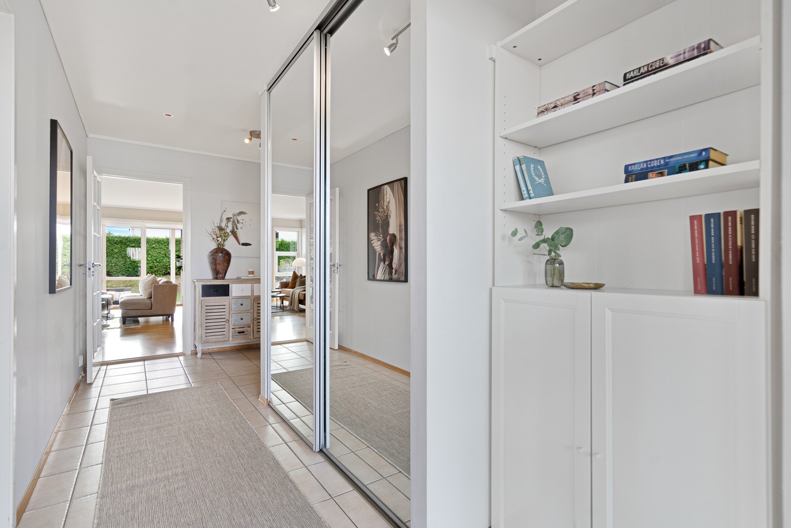 Entré med garderobeskap Galleribilde