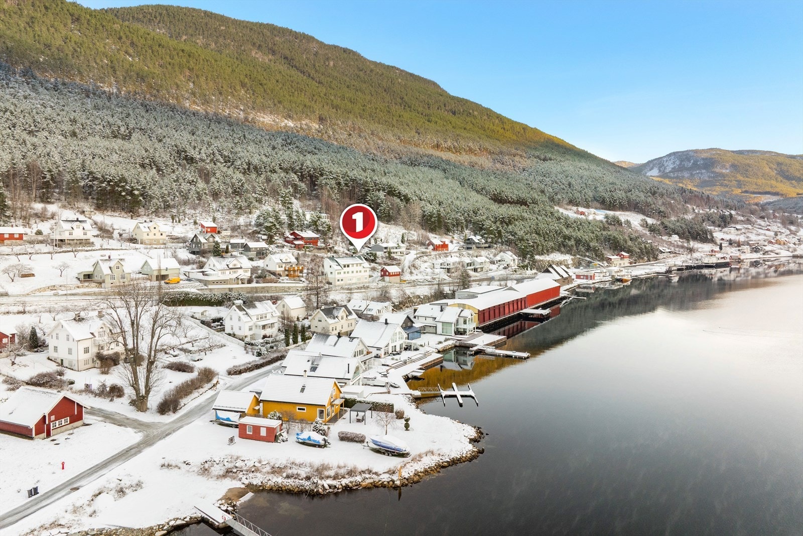 Her bur ein enkelt til med flott utsyn over fjorden og busstopp like ved. Galleribilde