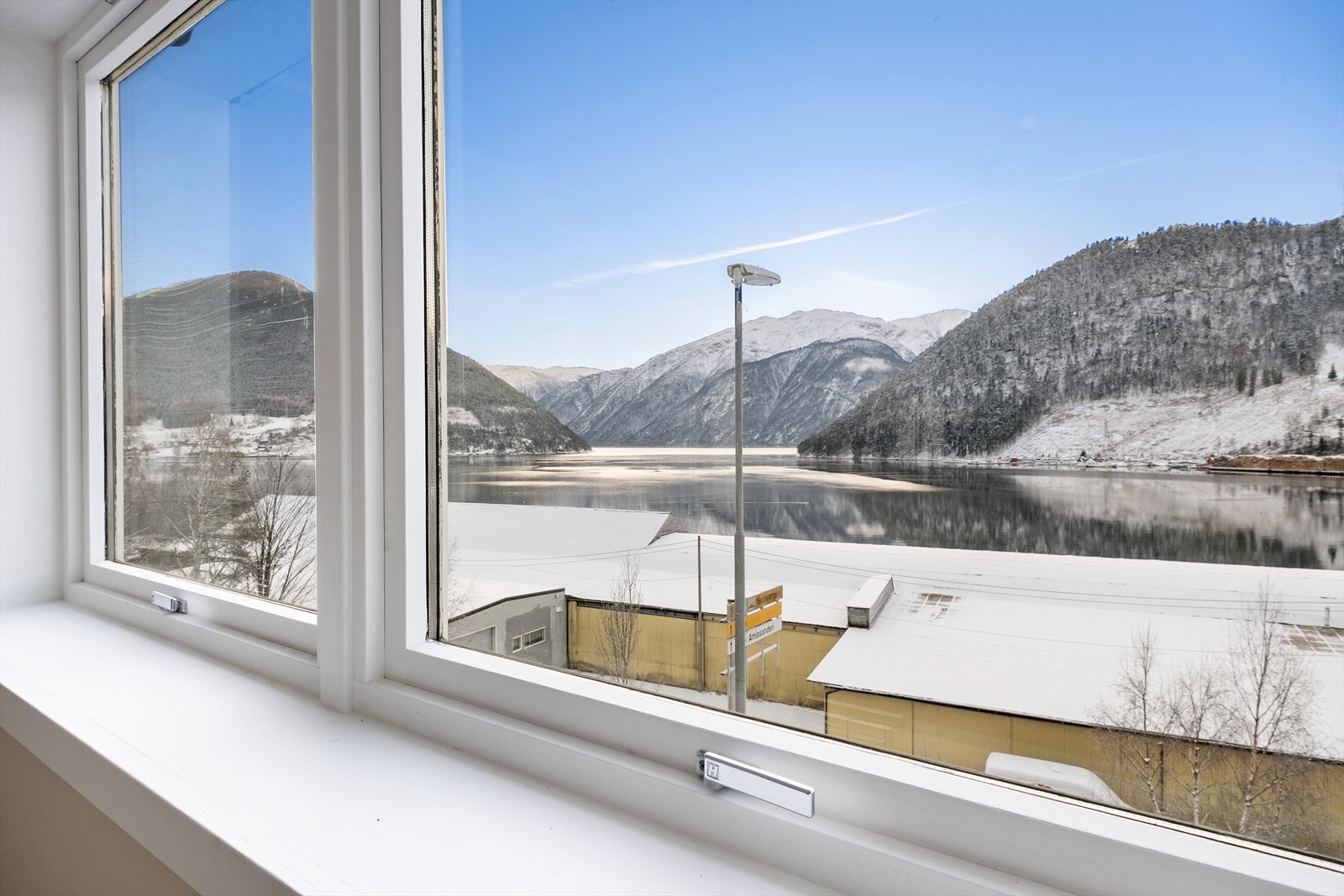 Frå leilegheita har ein nydeleg utsikt over fjorden, Amlabukti og fjella rundt. Galleribilde