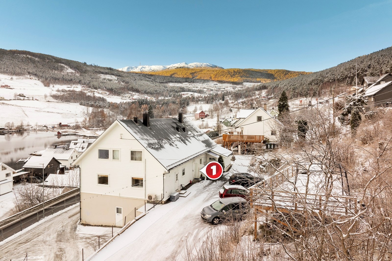 Sameiget består av i alt 5 leilegheiter som var ombygd og seksjonert i 2007. Eigen parkeringsplass like ved inngang. Galleribilde