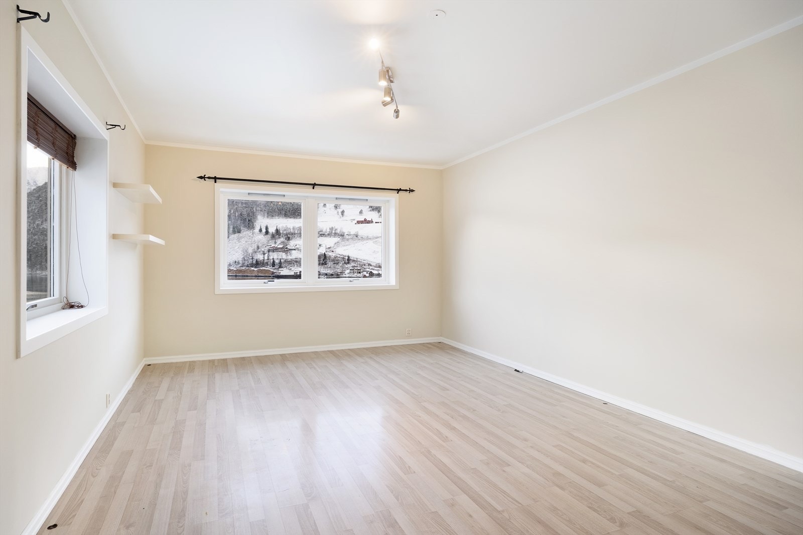 Opphaldsrommet har slette overflater og er nymåla i tidsriktig og lun farge. Galleribilde