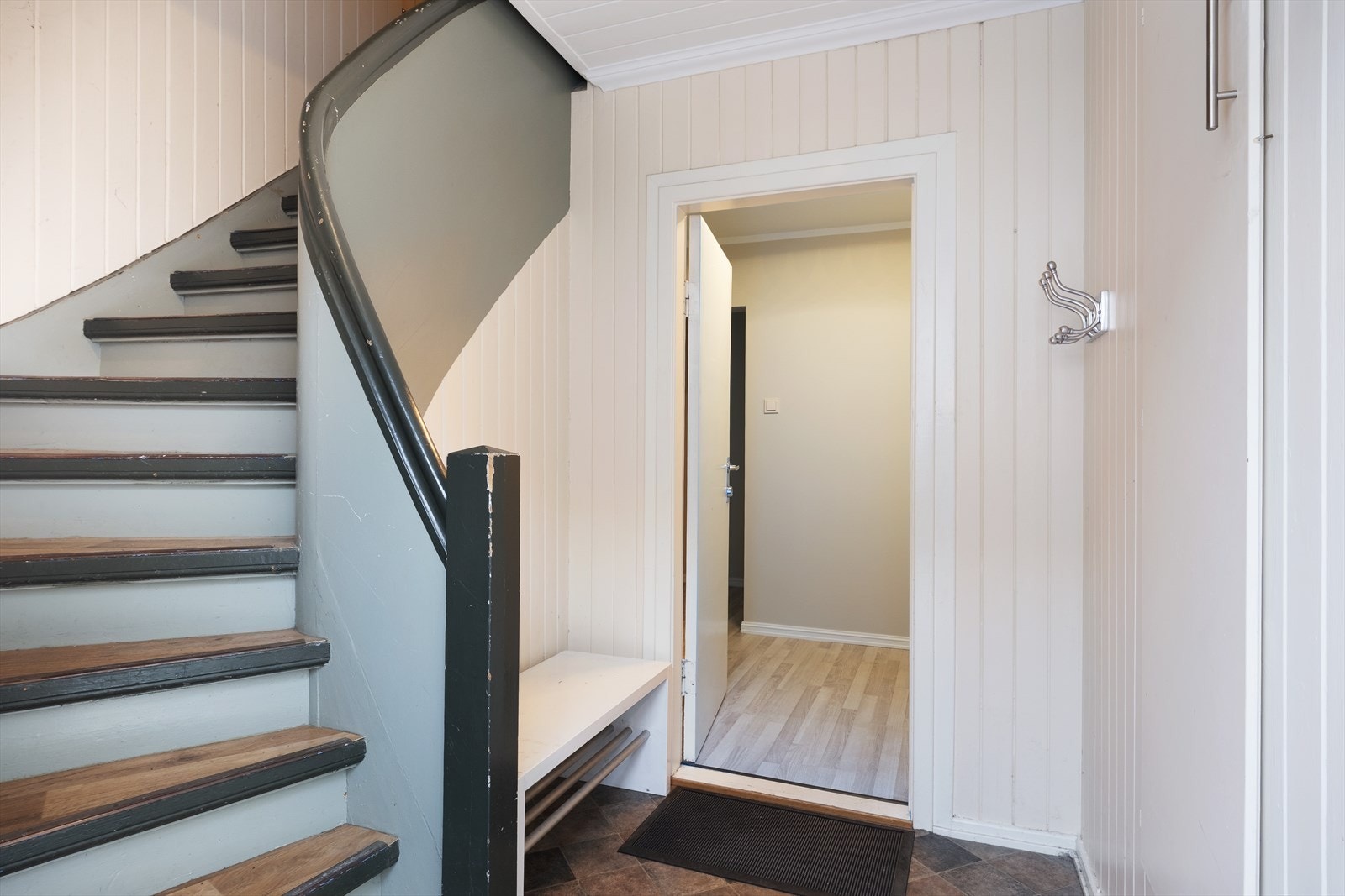 Praktisk trappefri tilkomst, felles inngangsparti med leilegheita over. Galleribilde