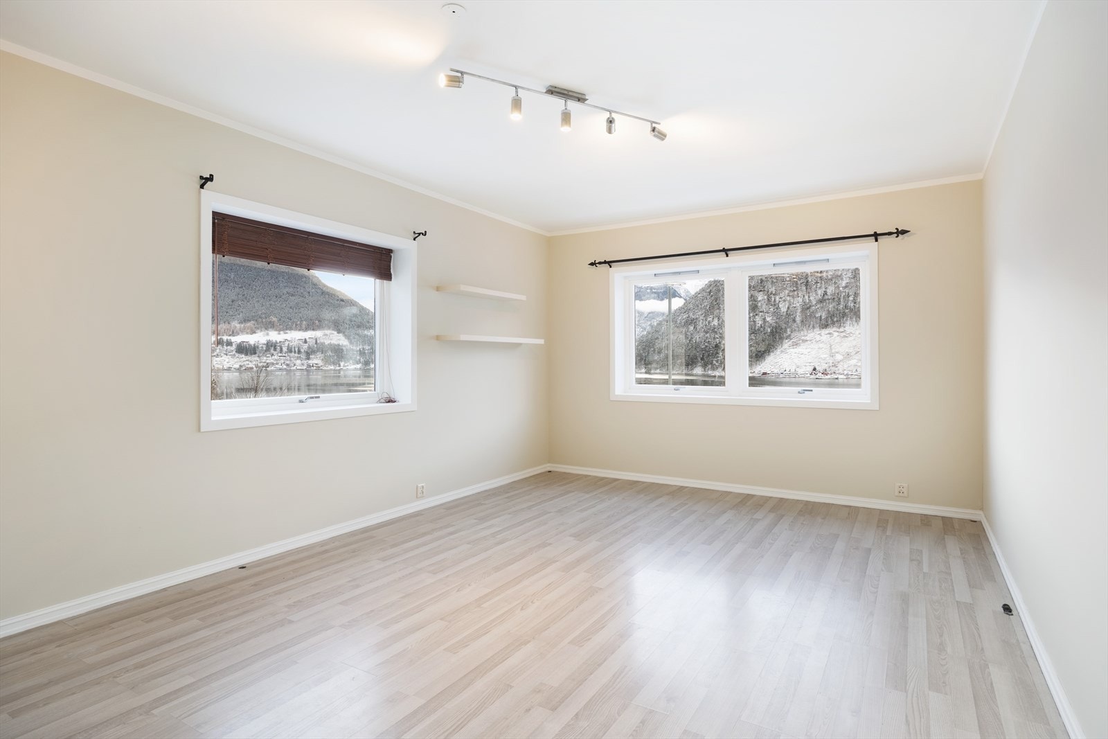 Romsleg stove og kjøken i åpen løysing. Rommet er lyst og triveleg med lysinnslepp frå to sider. Galleribilde